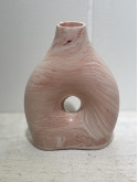 Vase percé marbré rouge