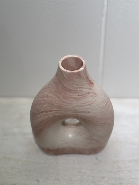 Vase percé marbré rouge