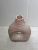 Vase percé marbré rouge