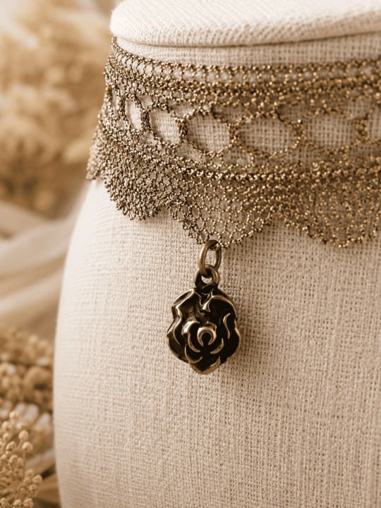 Calliste, un collier ras de cou en dentelle métal des années 30