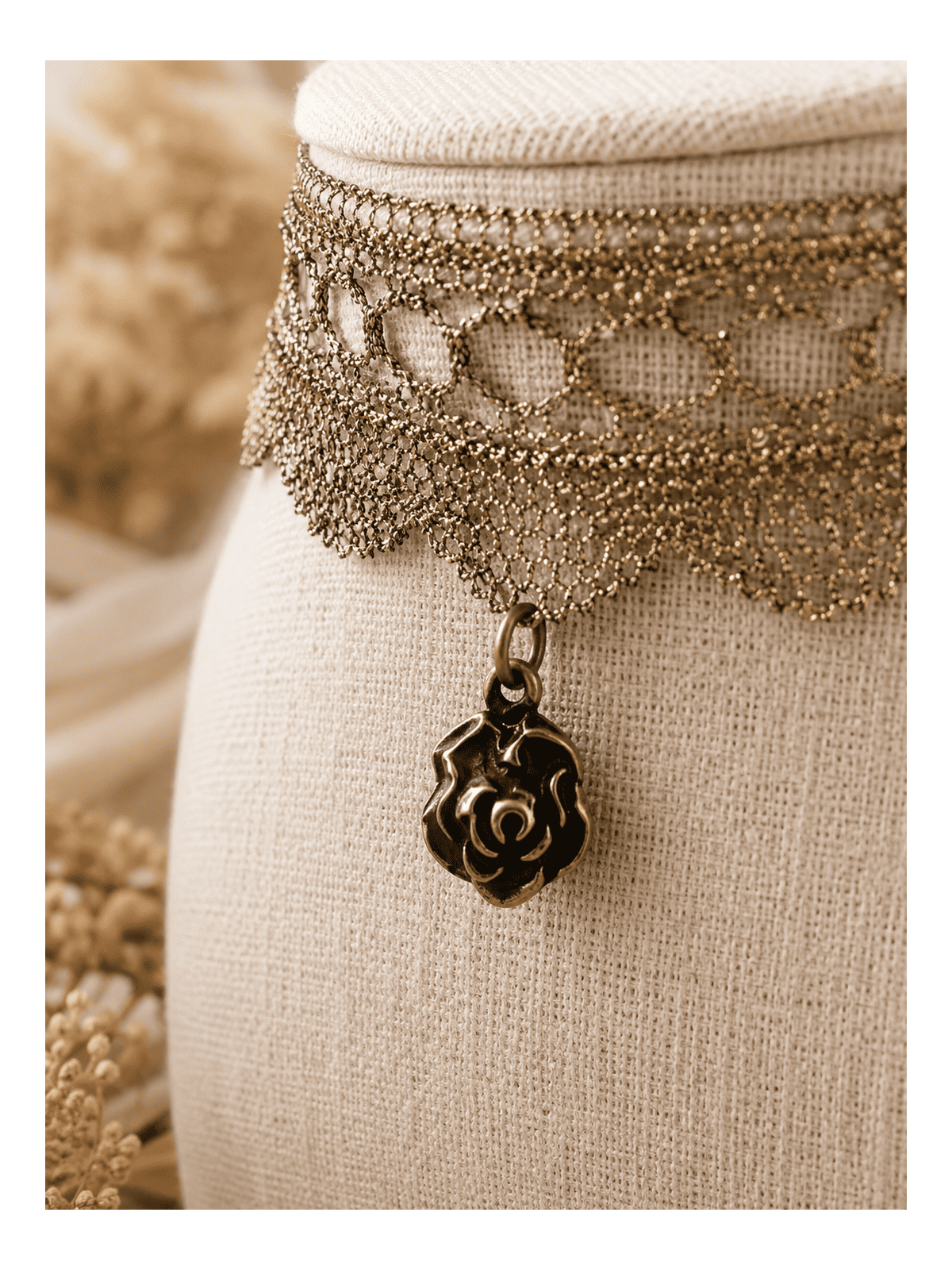 Calliste, un collier ras de cou en dentelle métal des années 30