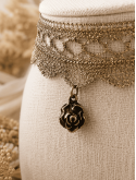 Calliste, un collier ras de cou en dentelle métal des années 30