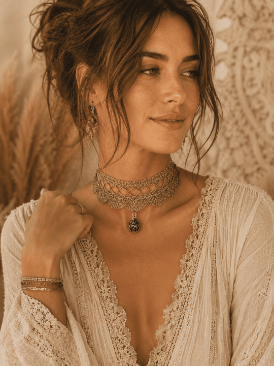 Calliste, un collier ras de cou en dentelle métal des années 30