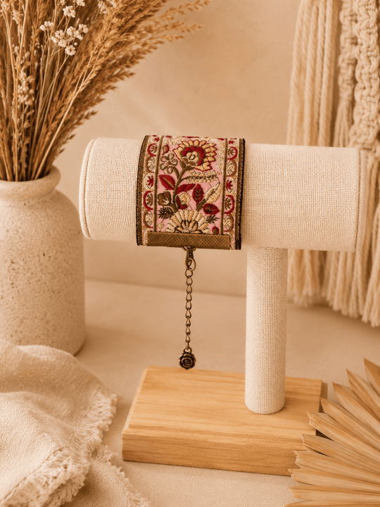Manchette Fleurie Brodée Rose et Or – Bijou Bohème Chic Femme