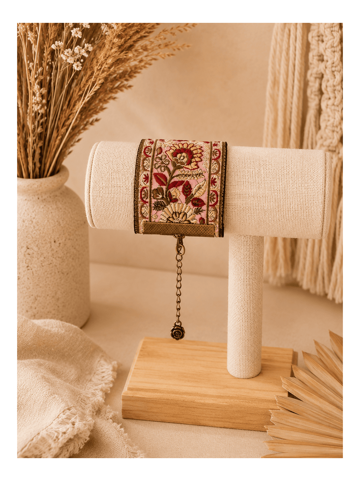 Manchette Fleurie Brodée Rose et Or – Bijou Bohème Chic Femme