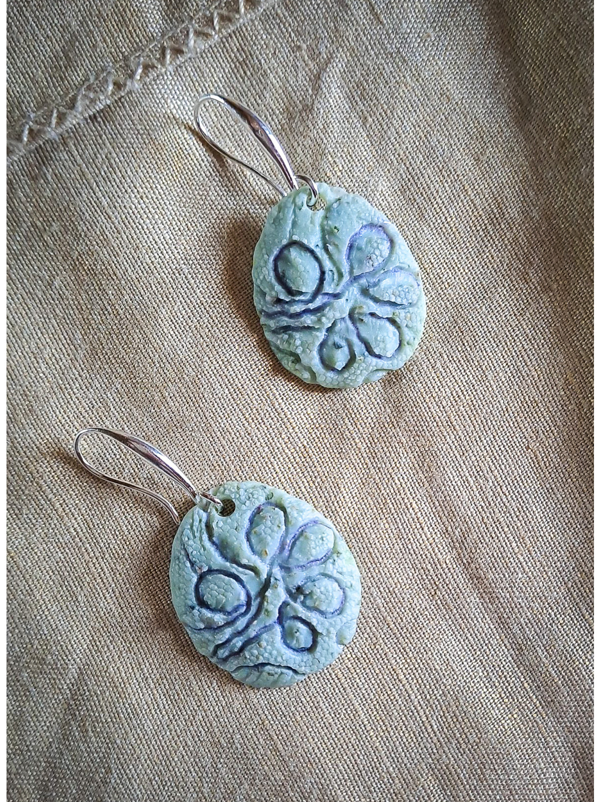 Boucles d’oreilles pistache en argile polymère et argent sterling