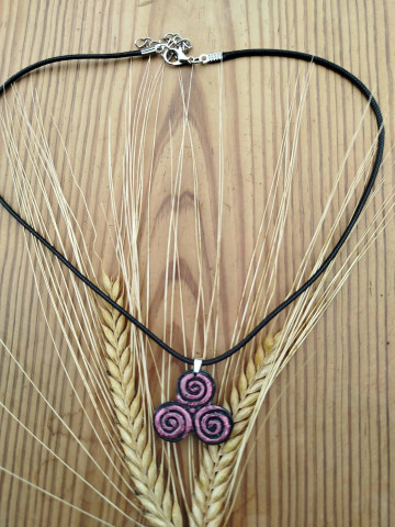 Collier Triskel modelé à la main 
