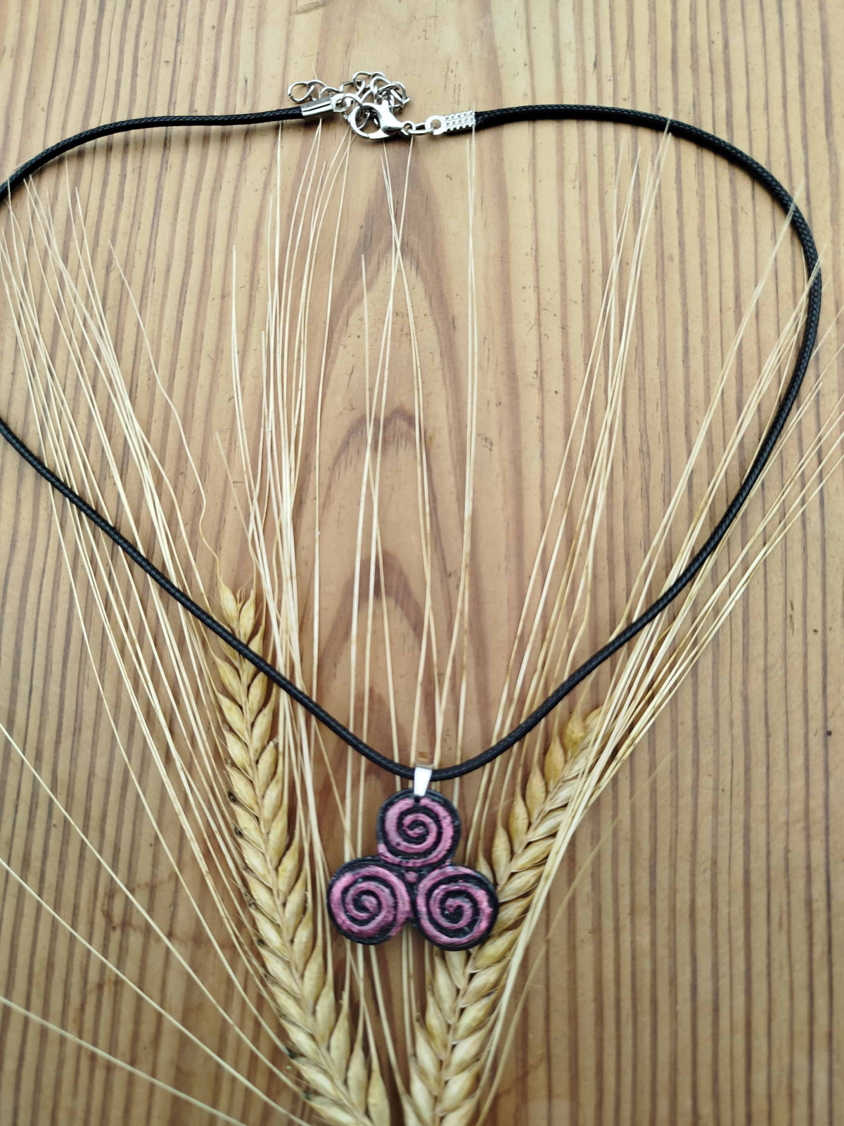Collier Triskel modelé à la main 