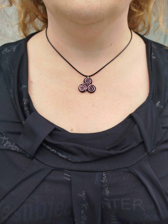 Collier Triskel modelé à la main 