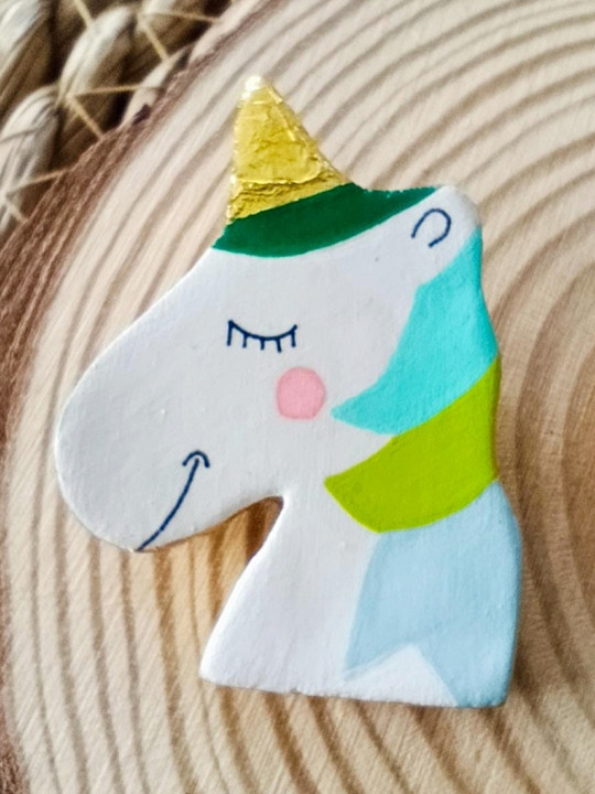 broche licorne en argile peint à la main