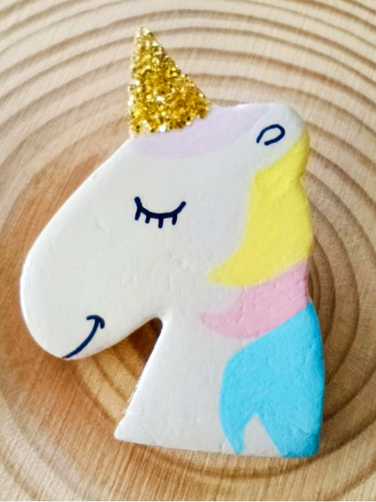 broche licorne en argile peint à la main
