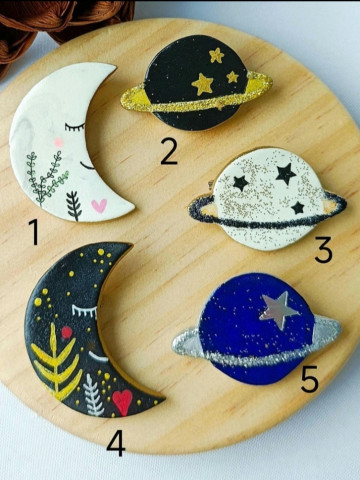 Broche lune ou planète en argile peint à la main