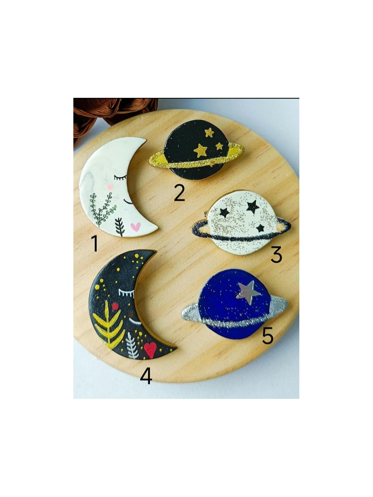 Broche lune ou planète en argile peint à la main
