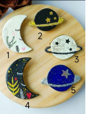Broche lune ou planète en argile peint à la main