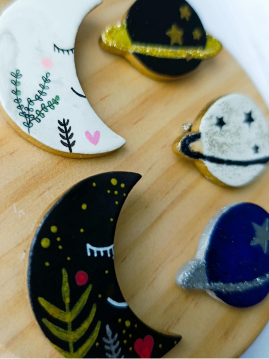 Broche lune ou planète en argile peint à la main