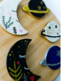 Broche lune ou planète en argile peint à la main