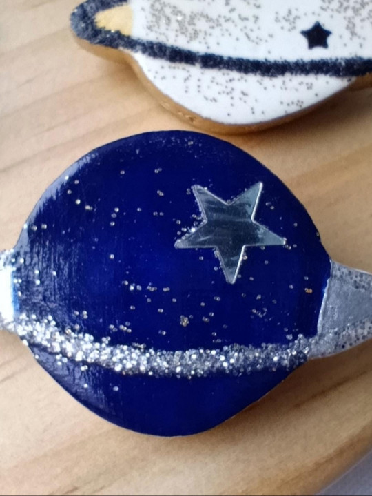 Broche lune ou planète en argile peint à la main