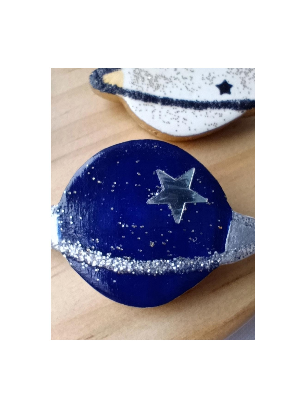Broche lune ou planète en argile peint à la main