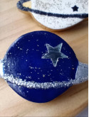 Broche lune ou planète en argile peint à la main