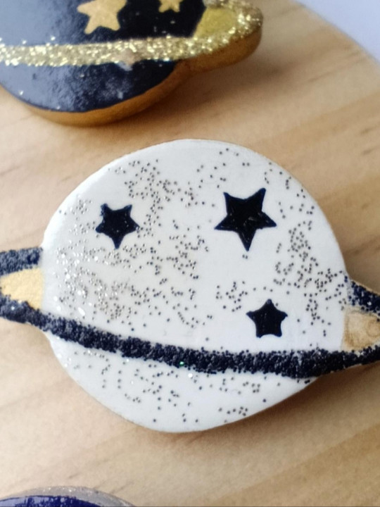 Broche lune ou planète en argile peint à la main