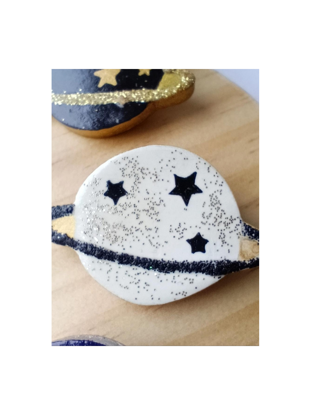 Broche lune ou planète en argile peint à la main