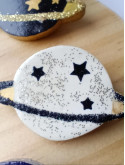 Broche lune ou planète en argile peint à la main