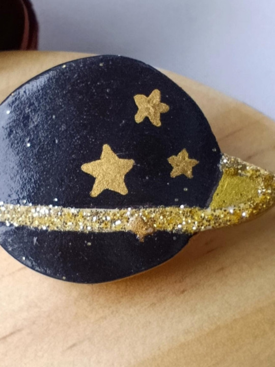 Broche lune ou planète en argile peint à la main