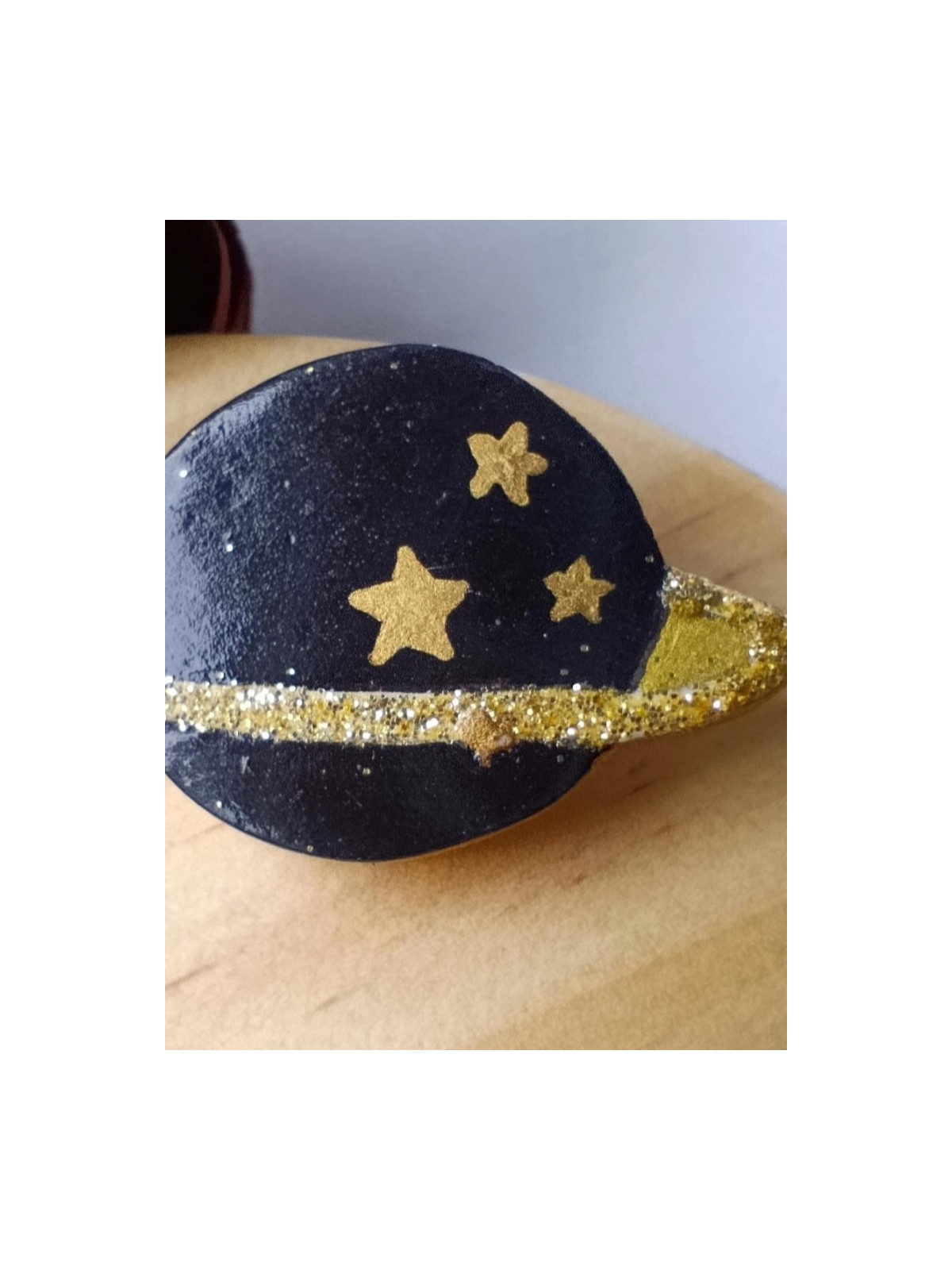 Broche lune ou planète en argile peint à la main