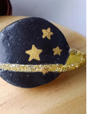 Broche lune ou planète en argile peint à la main
