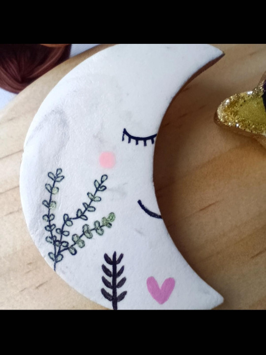 Broche lune ou planète en argile peint à la main