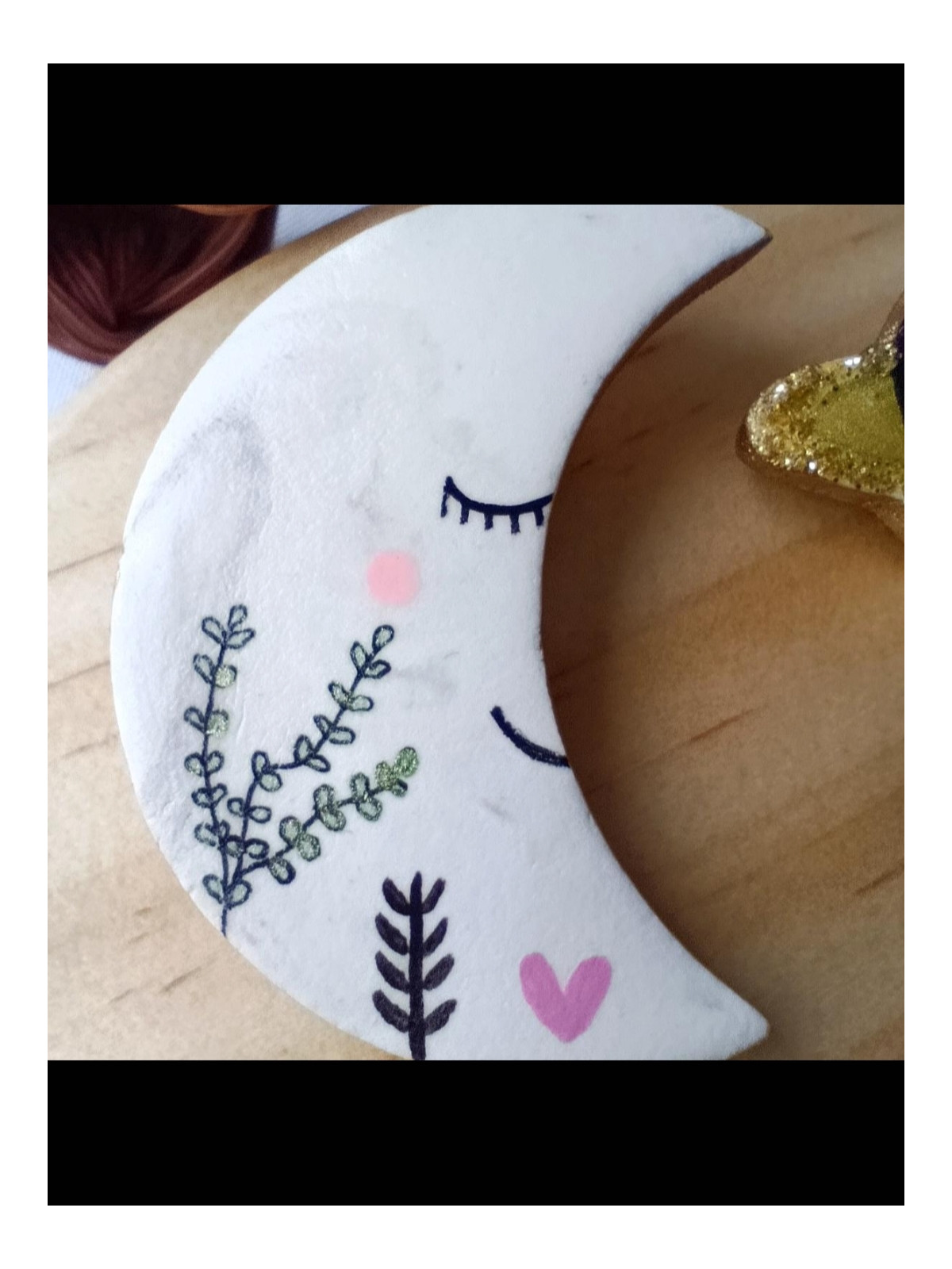 Broche lune ou planète en argile peint à la main