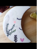 Broche lune ou planète en argile peint à la main