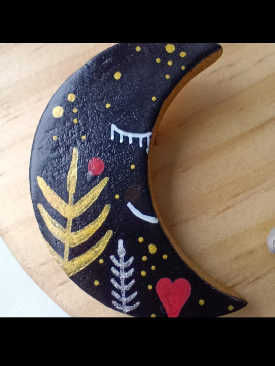 Broche lune ou planète en argile peint à la main