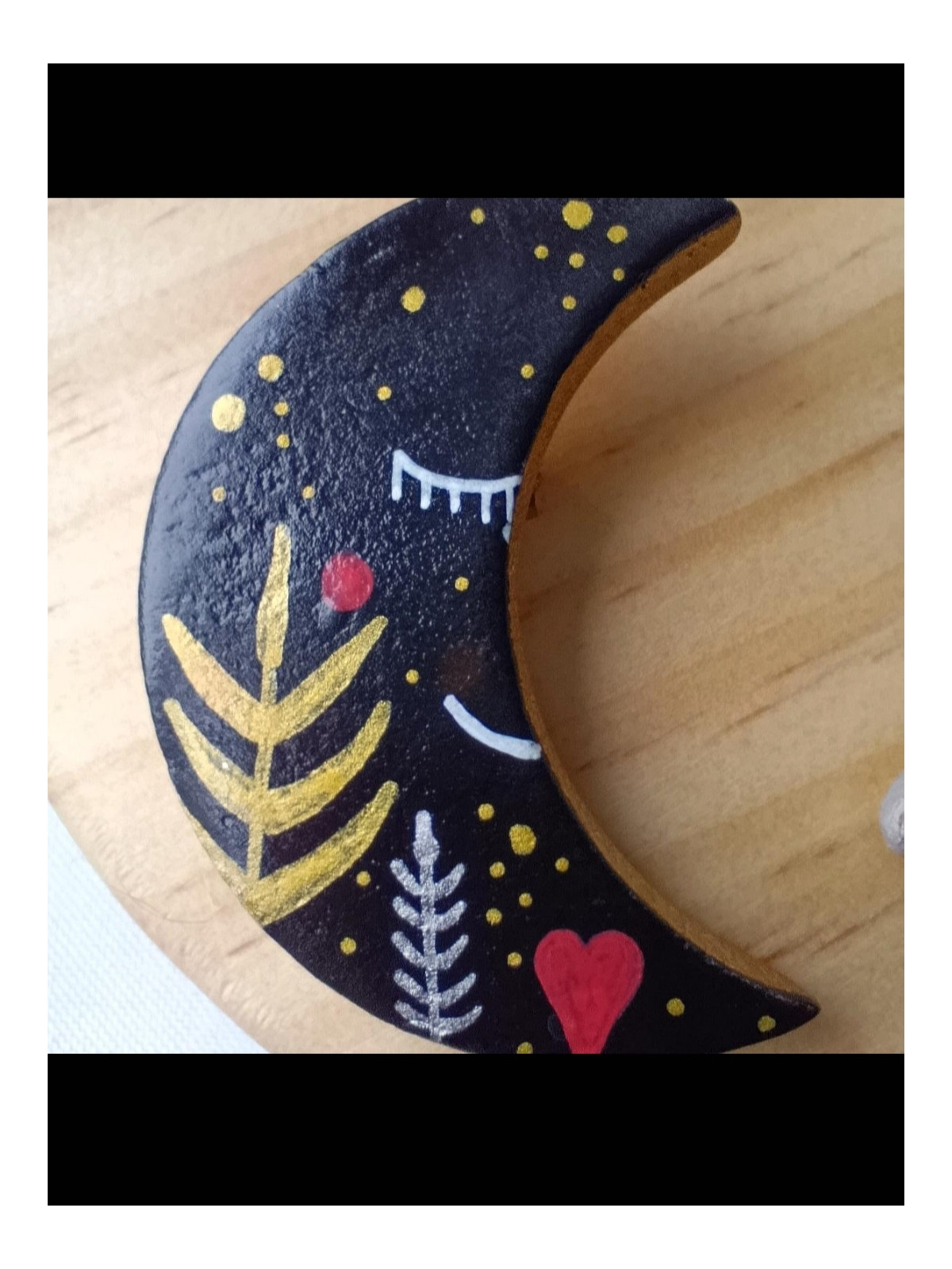 Broche lune ou planète en argile peint à la main