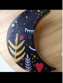 Broche lune ou planète en argile peint à la main