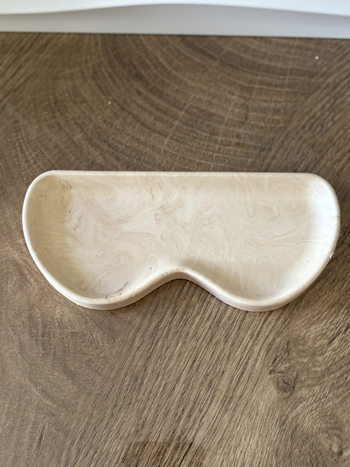 Support de lunettes arrondi marbré beige 